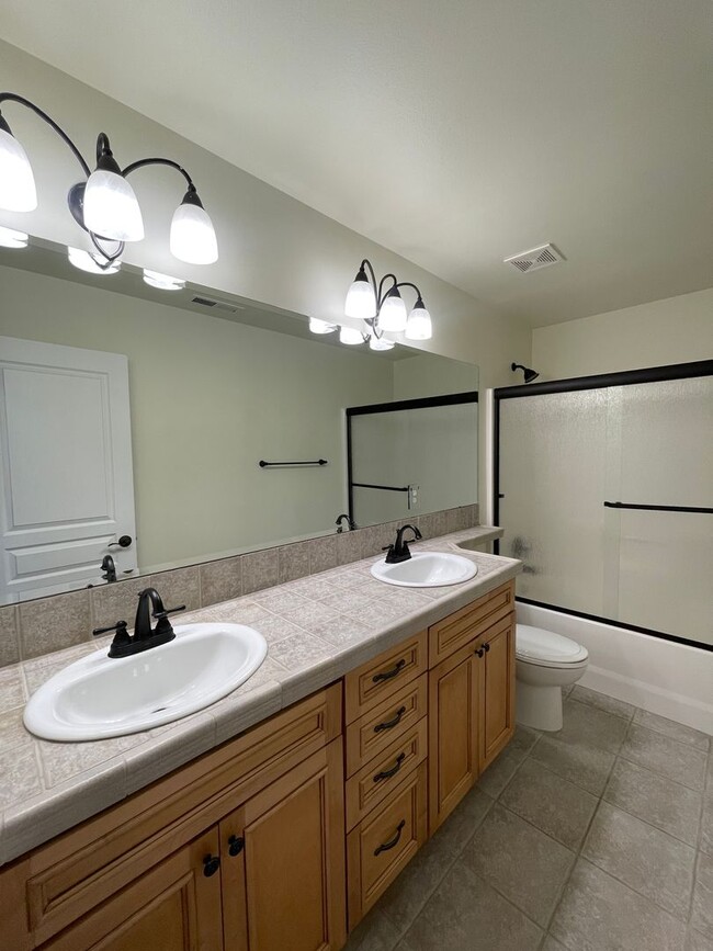 Building Photo - Old Mill Townhome Available 5/5/25