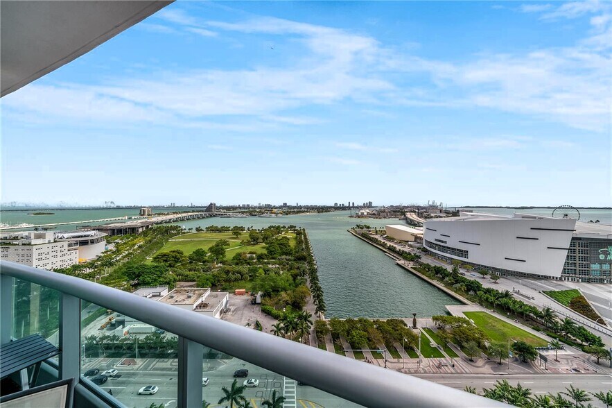 Building Photo - 900 Biscayne Blvd