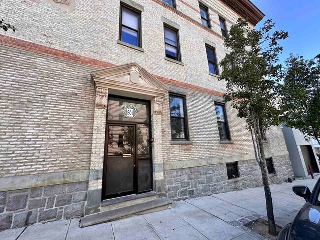 Building Photo - 1723 Summit Ave