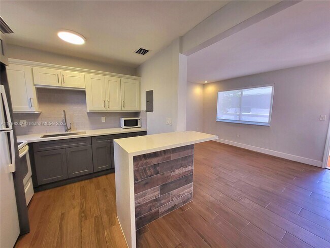 Building Photo - 2355 SW 27th St