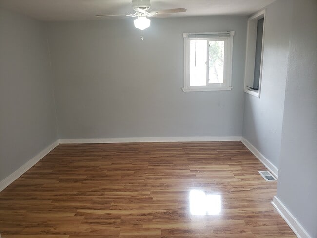 Experience tranquility in this cozy room with modern amenities and natural appeal. - Barnum Park