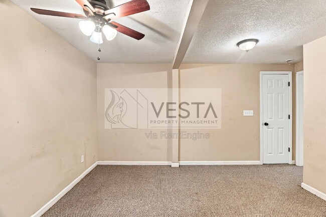 Building Photo - 121 Lyndhurst Dr