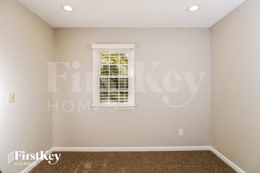 Building Photo - 402 Willow Spring Ct