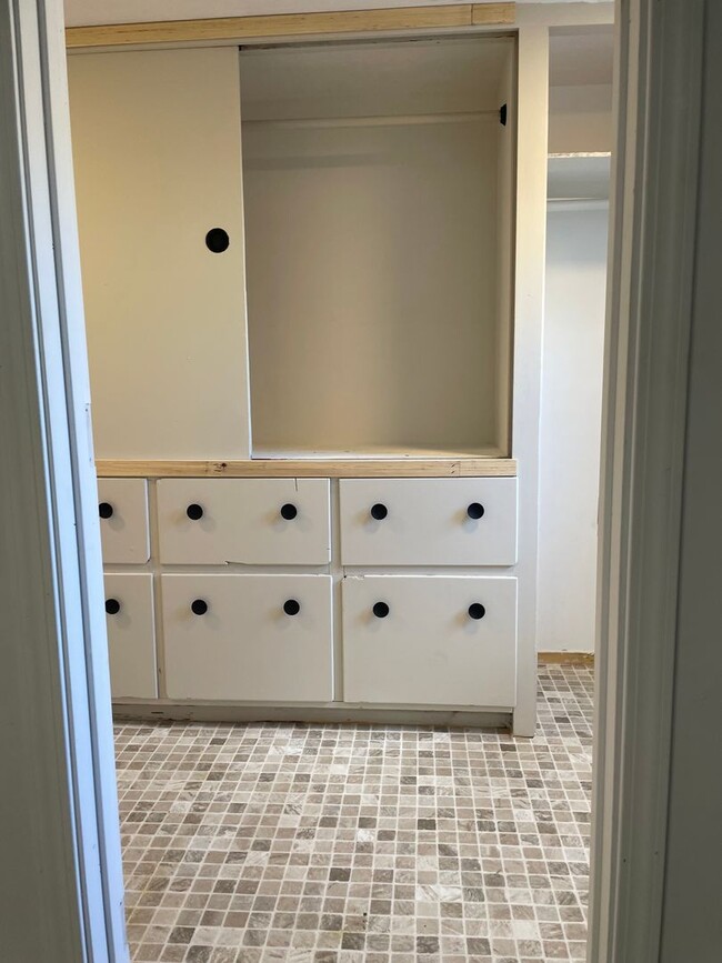 Building Photo - Remodeled Basement Apartment, 3 Bedrooms!