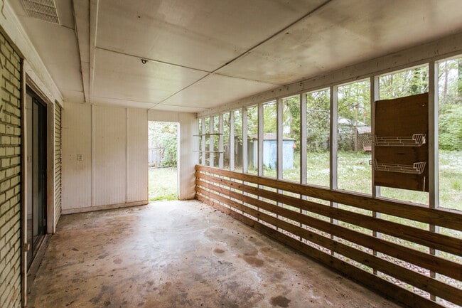 Building Photo - 255 Sunset Dr