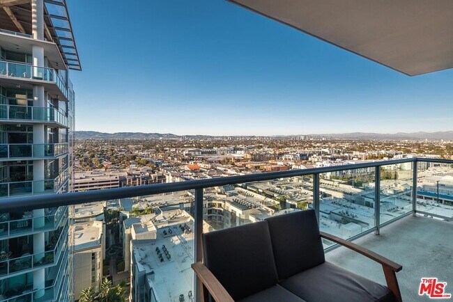 Building Photo - 13650 Marina Pointe Dr