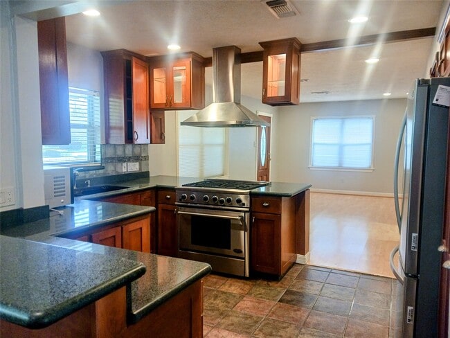 Building Photo - 923 W 41st St