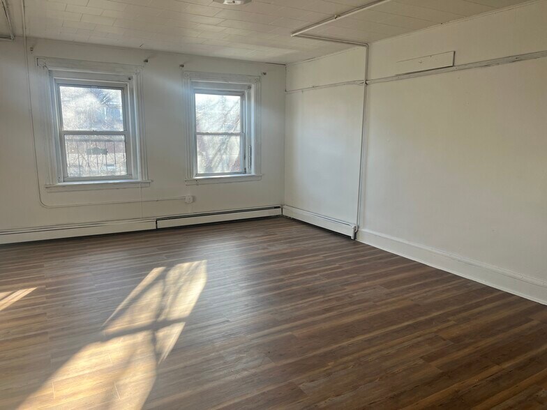 Building Photo - 416 E Main St