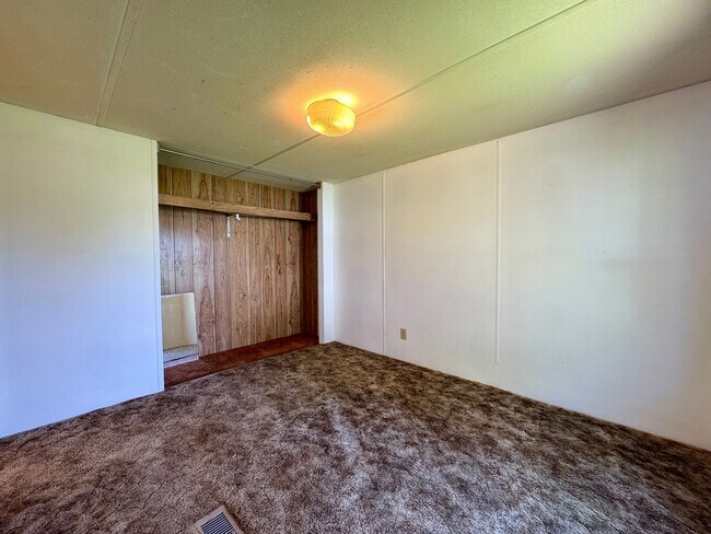 Building Photo - 225 Community Dr