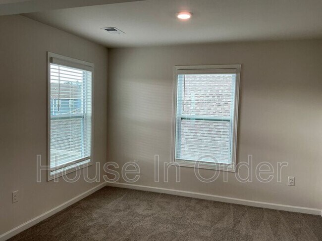 Building Photo - 41 Silverthorne Ct