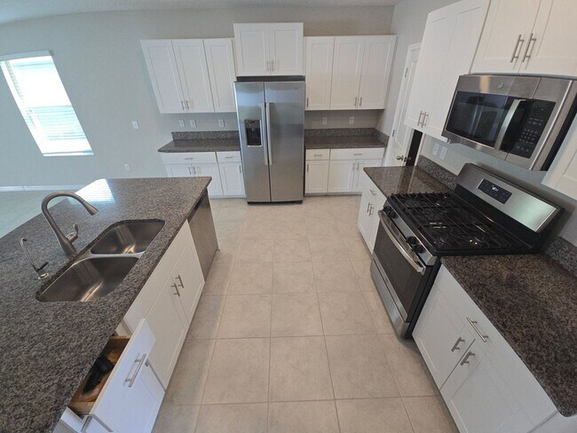 Building Photo - Gorgeous 5-Bedroom, 2.5-Bathroom Home in Riverview