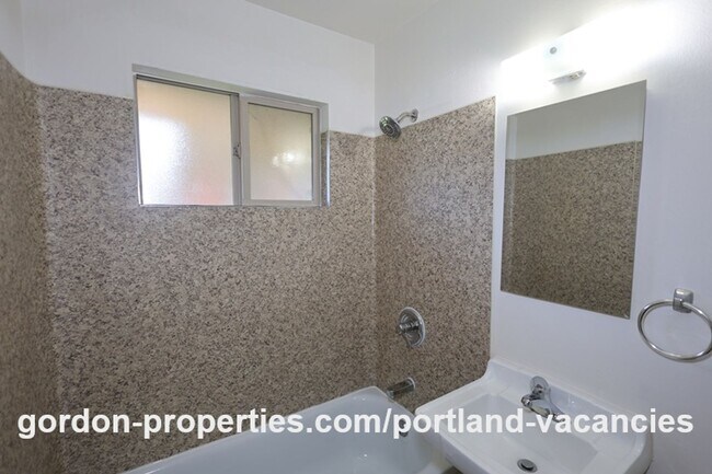 Building Photo - NE 65th Ave - North Tabor single level 1 bedroom apartment