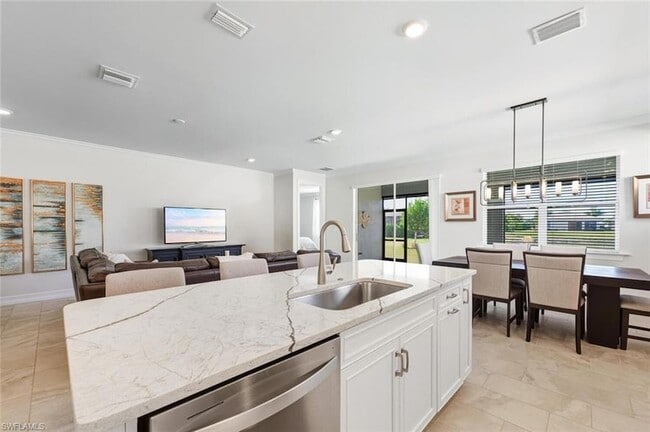 Building Photo - 28044 Sanibel Sands St