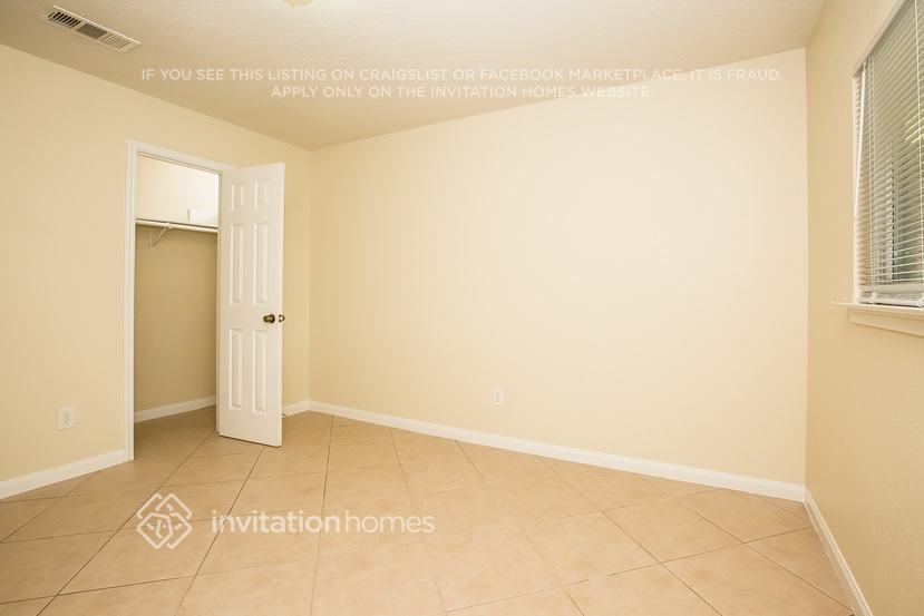Building Photo - 7805 Robinglen Ave