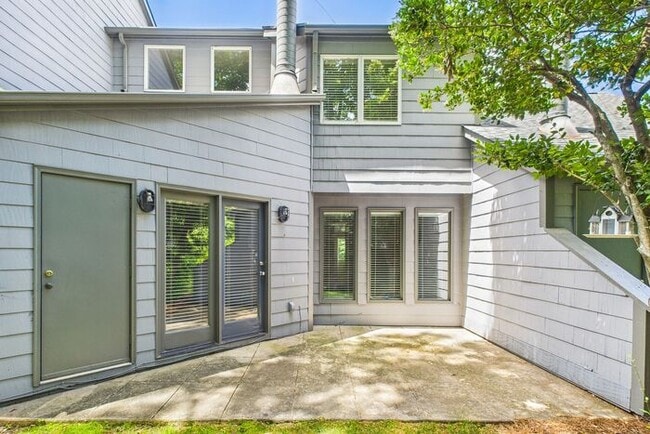Building Photo - Charming 3-Bedroom Townhome in Sunset Woods