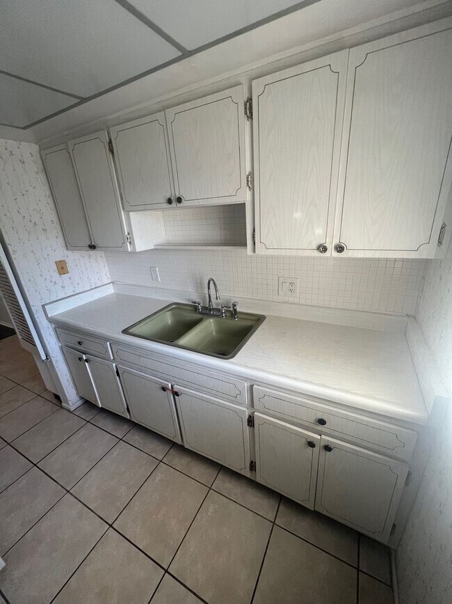 Building Photo - Cute Condo in Greenbriar