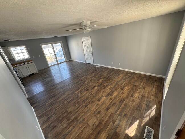 Building Photo - 1211 Redbud St