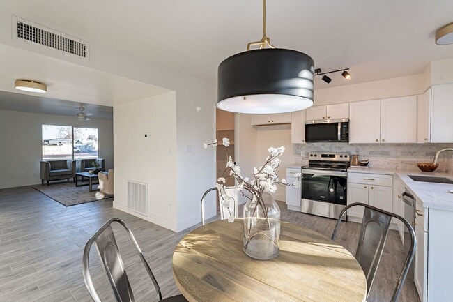 Building Photo - Gated community townhome- fully updated!