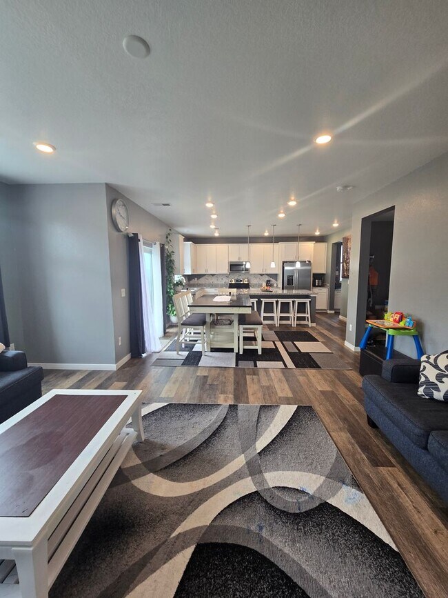 Building Photo - Built in 2021 Spacious Home with 4 bedroom...