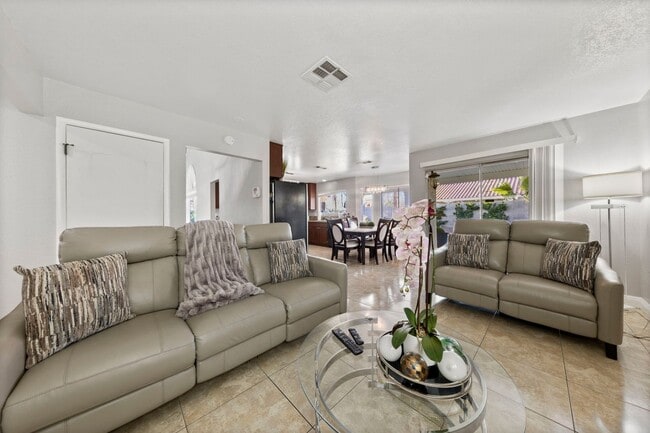 Building Photo - Fully furnished gorgeous Silverado Ranch home!