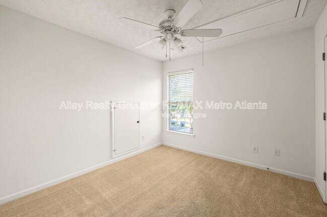 Building Photo - 1334 Gates Dr SE