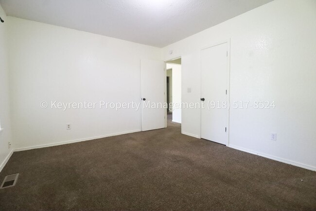 Building Photo - 1359 E 60th St