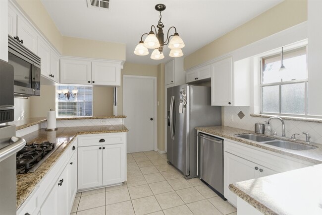 Building Photo - 2310 Droxford Dr