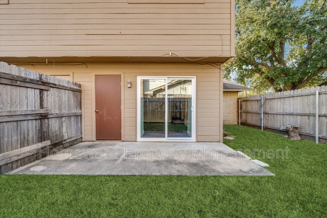 Building Photo - 3003 Helmet St