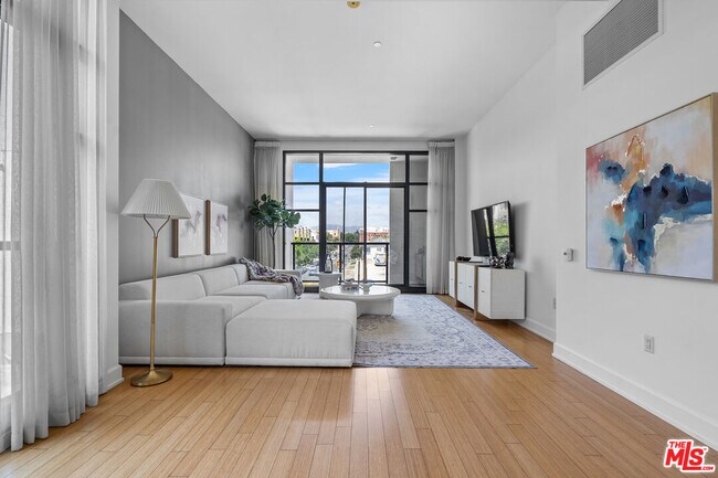 Building Photo - 3223 W 6th St