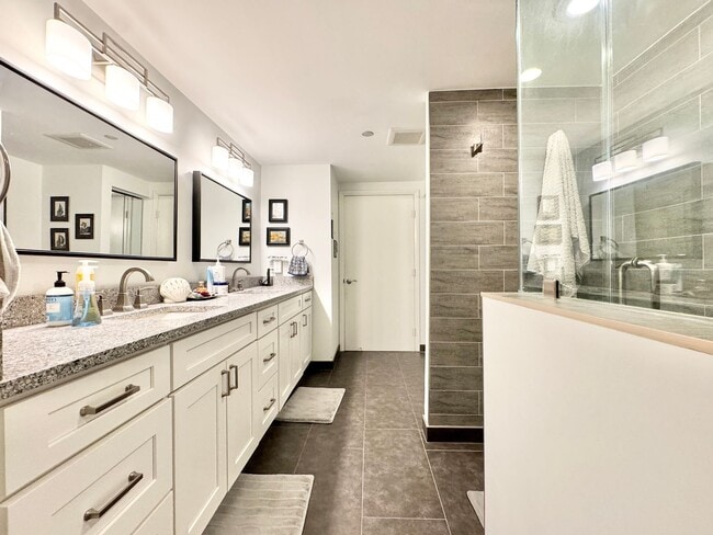 Building Photo - ARLINGTON CONDO - Sleek Sophistication Mee...
