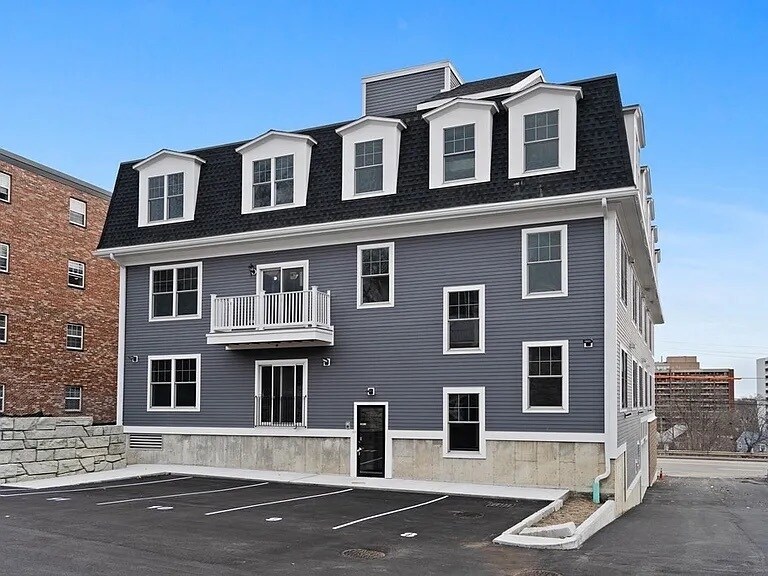 Building Photo - 365 Newport Ave