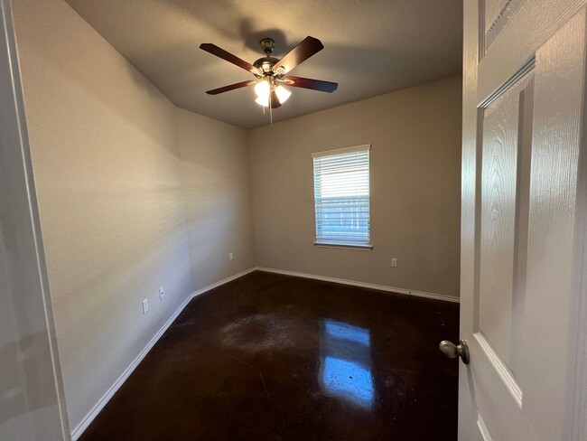 Building Photo - Luxury 3/2 Duplex in Seguin, Texas