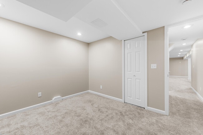 Building Photo - 47643 Ashford Dr S