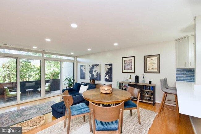 Building Photo - 2204 S Quincy St