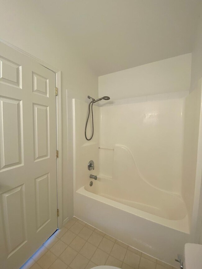 Building Photo - Large 3 bedroom, 2.5 bath duplex-just upda...