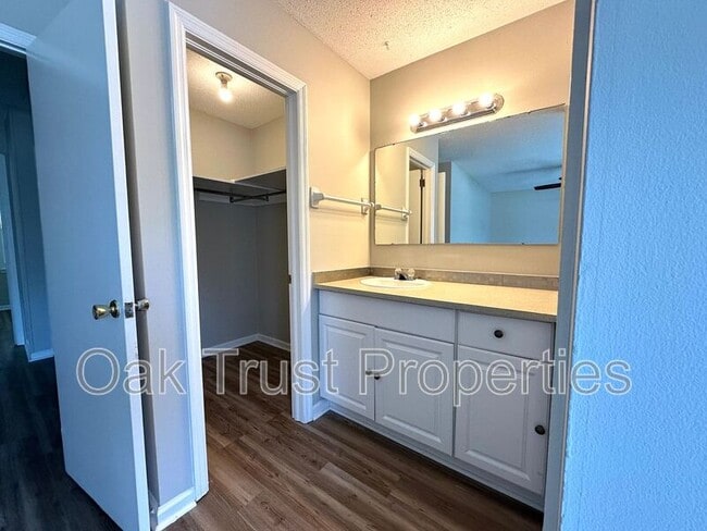 Building Photo - 108 Columbia Dr