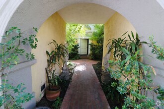 Building Photo - 9066 Shoreham Dr