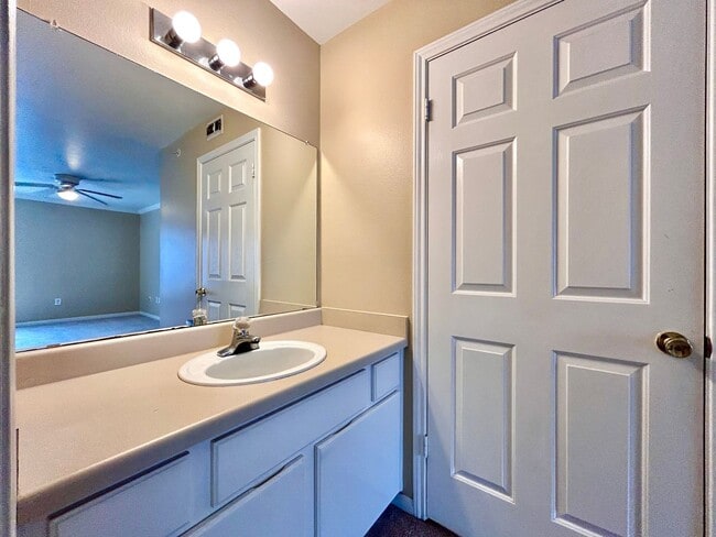 Building Photo - Light-Filled 2BR/2BA with Balcony in Austin