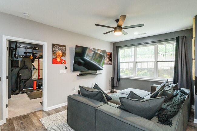 Building Photo - 400 Symphony Cir