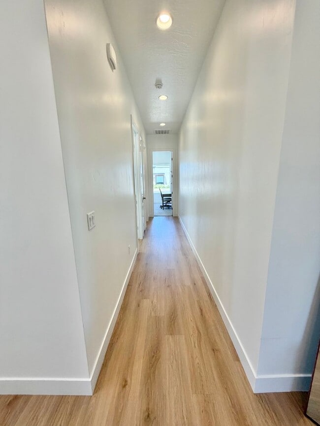 Building Photo - Woodlands Estates Furnished Townhomes