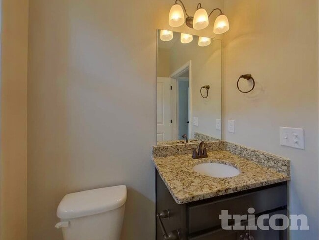 Building Photo - 910 Deepwood Ct