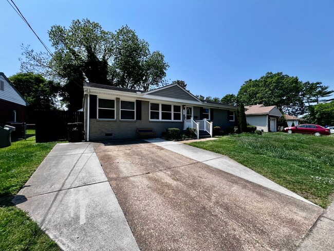 Building Photo - Gorgeous fully renovated 4 bedroom home in...