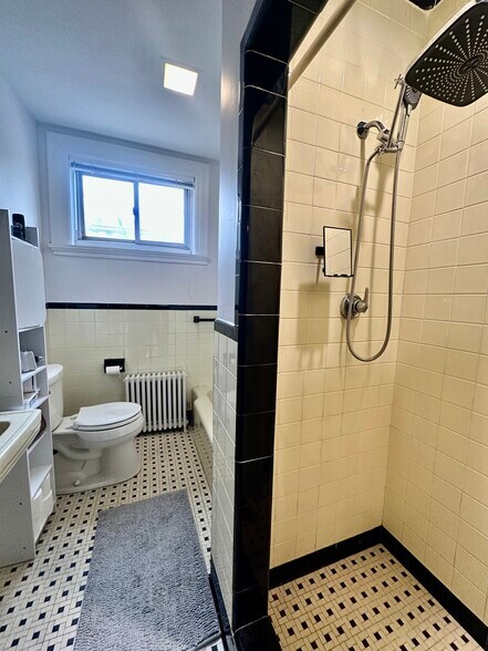Building Photo - 1683 Beacon St
