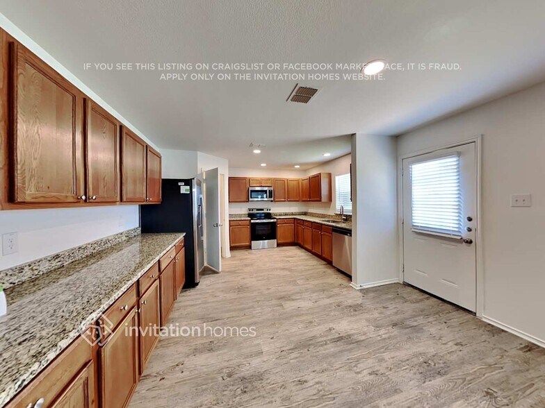 Building Photo - 802 Lazy Bayou Dr