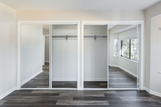 Building Photo - Impeccably remodeled unit-don't miss this ...