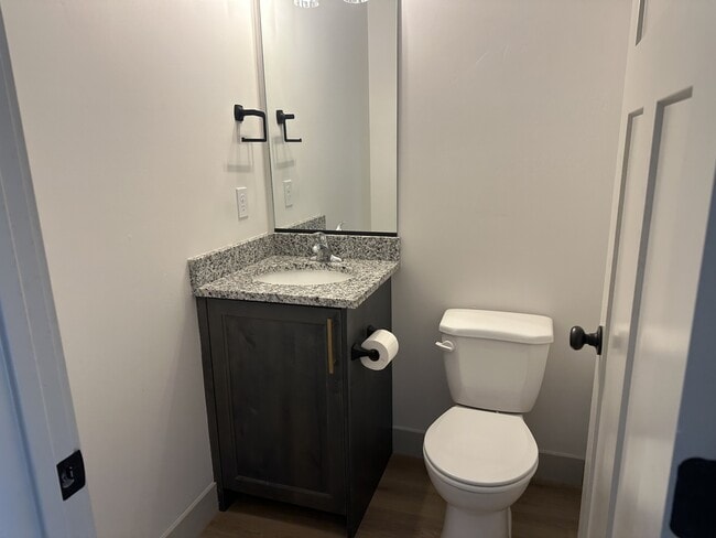 Building Photo - 852 250 N