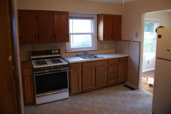 Building Photo - 3 Bedroom in Hazelwood with hardwood floors