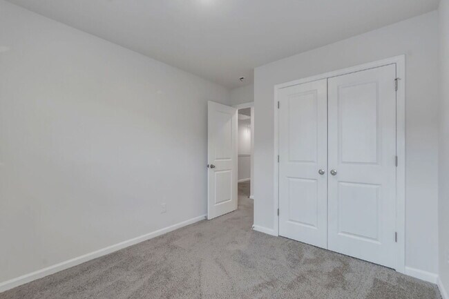 Building Photo - Beautiful 3 BR / 2.5 BA Townhome with Patio & Community Amenities $1,725/mo rent**