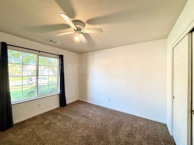 Building Photo - 736 Redwing Dr