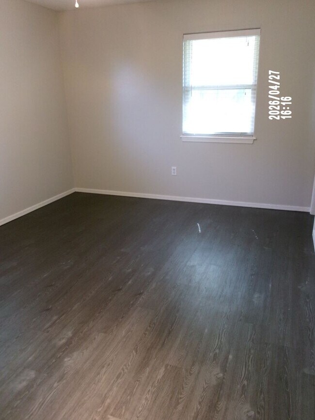 Building Photo - 106 N Elk Dr